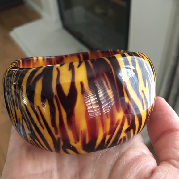 Lucite zebra pattern wide bangle bracelet - Picture 6 of 9